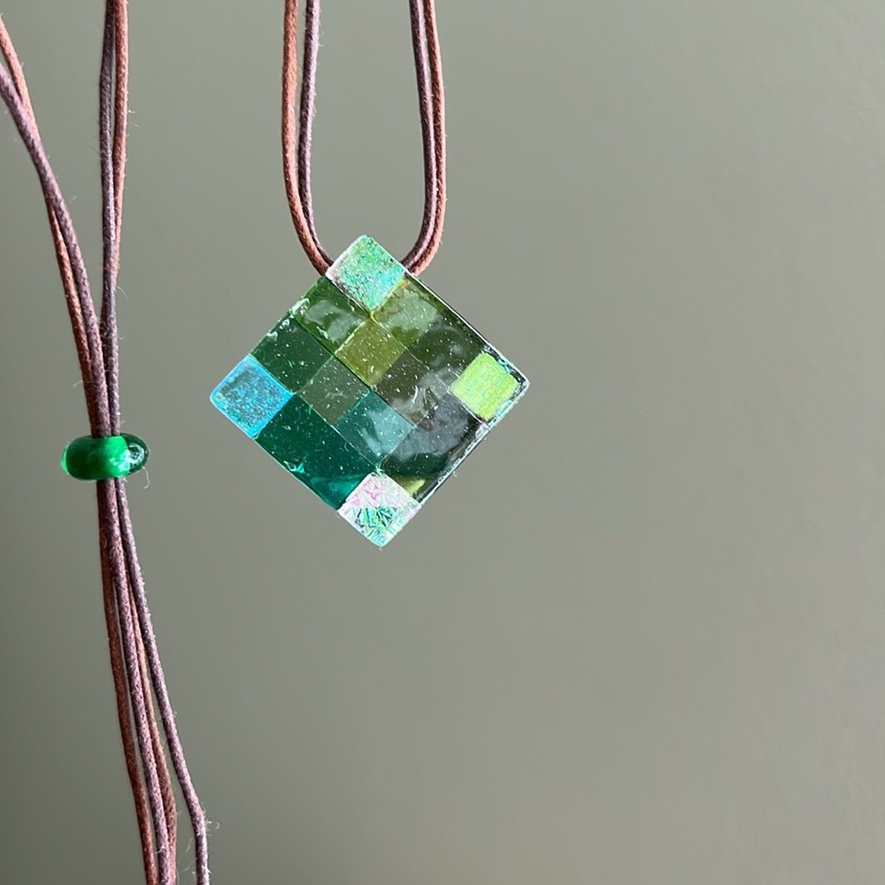 Aroma diffuser necklace glass green